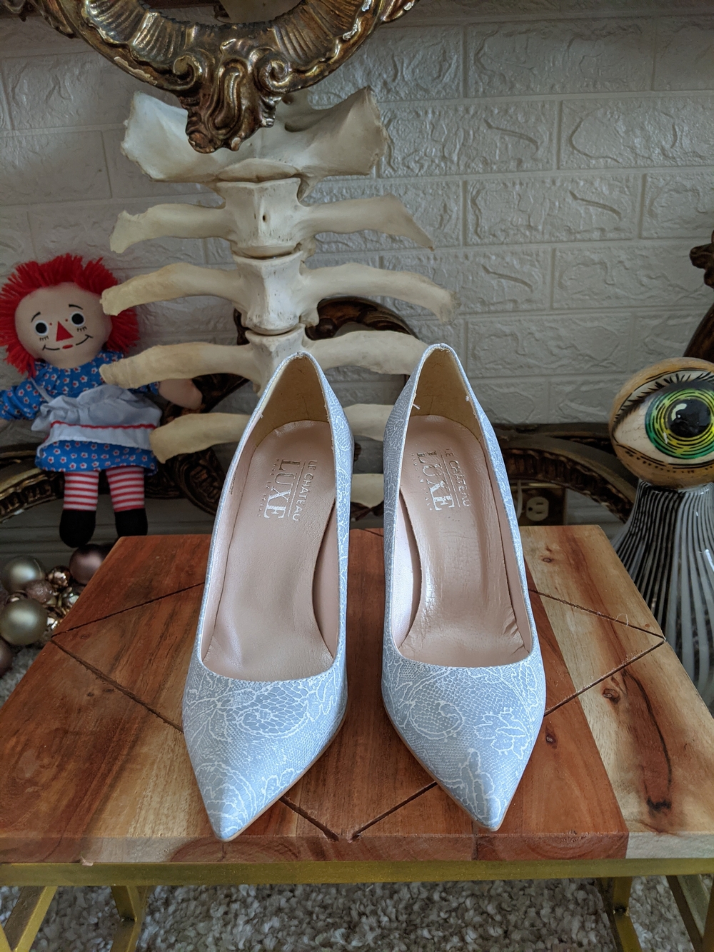 le chateau X Luxe Light Blue Pointed-Toe Pin Up Heels